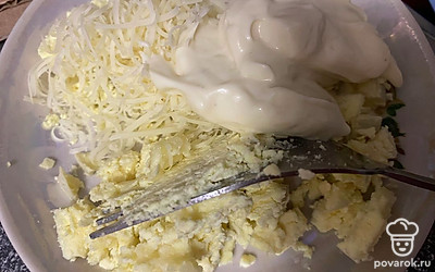 Добавьте майонез.