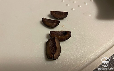 Маслины разрежьте на 4 части.