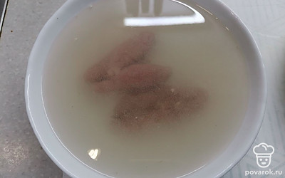 Опустить в воду икру и оставить на 30 минут. 