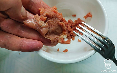 Икру достать из воды, вилкой отделить от пленок. 