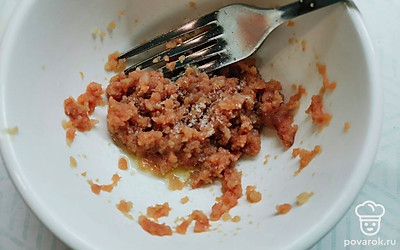 Добавить щепотку соли и растительное масло, перемешать. 