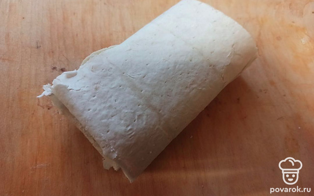 Рулет из тонкого лаваша с творогом, яйцом, помидором и зеленью — Рецепт с фото