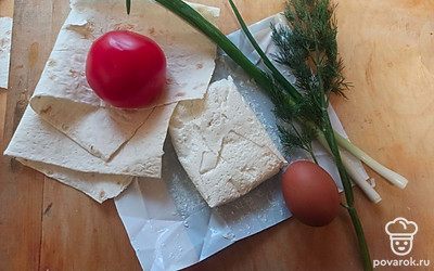 Подготовьте все ингредиенты. Яйцо для этого рецепта берите вареное. Или предварительно отварите самостоятельно (7 минут с момента закипания воды).