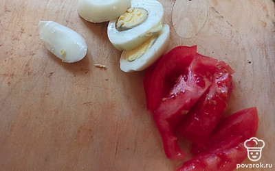 Помидор и яйцо нарежьте тонкими ломтиками.