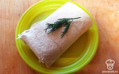 Подавайте порционно, украсив свежей зеленью.