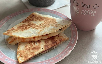 Перед подачей разрежьте лепешку на ломтики.