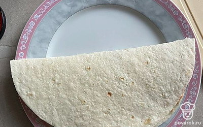 Закройте сыр второй половинкой тортильи.