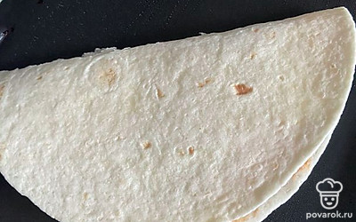 Обжарьте с двух сторон на разогретой сковородке или гриле.