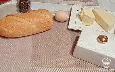 Подготавливаем все ингредиенты. Нам понадобится батон, яйцо, масло сливочное, сыр, соль, перец.