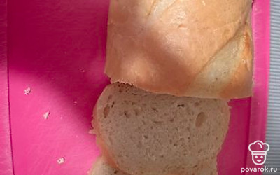 Отрезаем два кусочка батона.