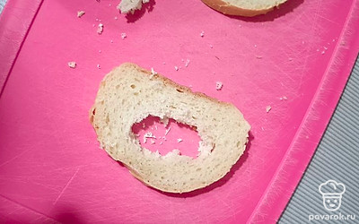 Делаем дырочку внутри одного кусочка. 