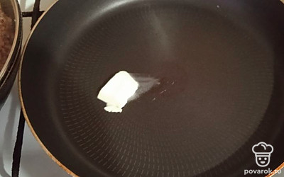 На разогретую сковороду добавляем кусочек сливочного масла.