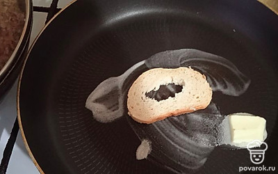 Кладем кусочек батона.