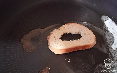 Обжариваем хлеб с двух сторон.
