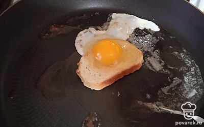 В середину вливаем яйцо.