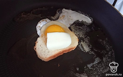 Кладем на хлеб кусочек сыра.