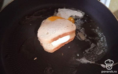 Накрываем второй половинкой батона.