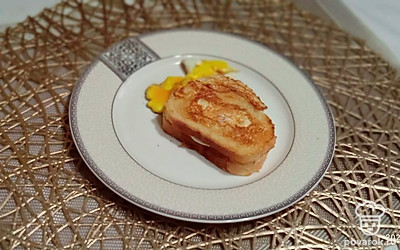 Выкладываем бутерброд на тарелку и подаем горячим. Приятного аппетита!