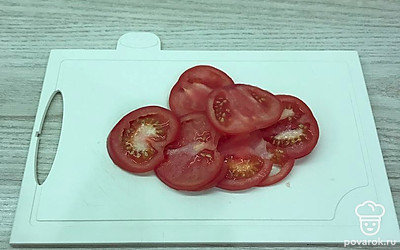 Большой помидор нарезать тонкими кружками.
