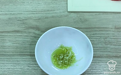 В растительное масло натереть чеснок, хорошо перемешать.