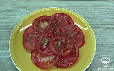 Помидоры выложить на блюдо, посолить и поперчить.