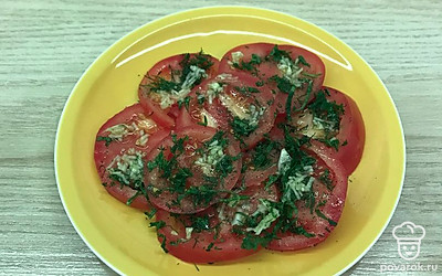 Посыпать измельченной зеленью и полить маслом с чесноком.