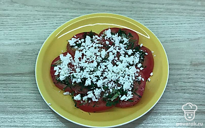 На помидоры покрошить брынзу.