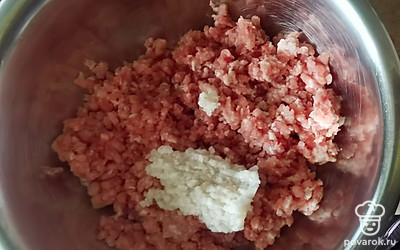 Выкладываем в миску фарш. Мелко нарезаем сало, немного отбив его, и отправляем его в миску с фаршем. Добавляем соль и паприку. 