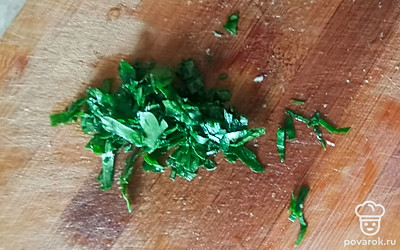 Режем петрушку. Отправляем к фаршу. 