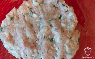 Мясную массу делим на 6 равных шариков. Берем один шарик, кладем на тарелку, прижимаем. Получается блин, толщина которого приблизительно 1 сантиметр. 