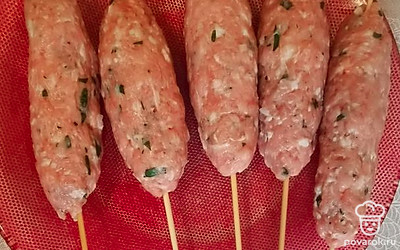 В середину этого блина кладем сыр на шпажке, при этом ближе к вершине. Оборачиваем сыр мясной массой, прижимая хорошо со всех сторон, чтобы не было пустоты. Проделываем это с каждым кусочком. Выкладываем на тарелку. 