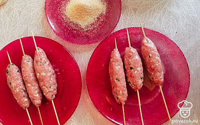 Хорошо смазываем яйцом и придаем более аккуратную форму. После этого аккуратненько, поскольку камыш очень нежный, посыпаем панировочными сухарями.