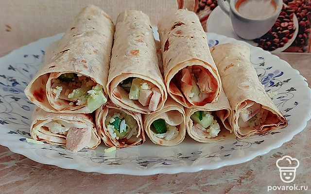 Рулетики из лаваша с курицей — Рецепт с фото