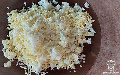 Яйца отвариваем и натираем на мелкой терке.
