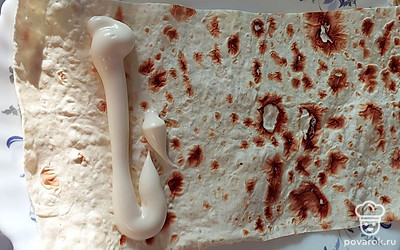 Лаваш режем удлиненными прямоугольниками, слева промазываем майонезом.