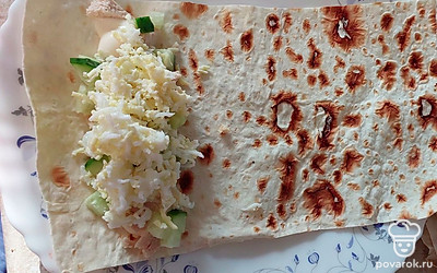 Выкладываем слоями: курица, огурец, яйца.