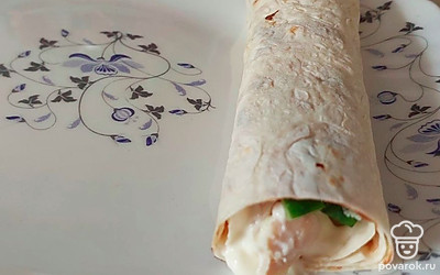 Заворачиваем лаваш как можно плотнее, формируя рулетик.