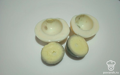 Яйцо отварите 10 минут, очистите. Разрежьте пополам, выньте желток. 