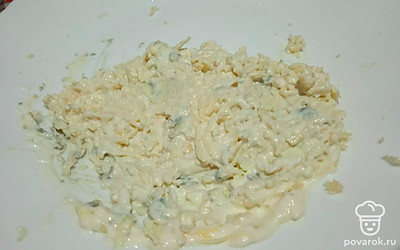 Добавьте майонез и все перемешайте.