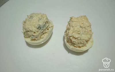 Нафаршируйте половинки яйца получившейся смесью.
