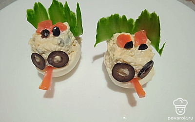 Украсьте огурцом, помидором и маслиной.