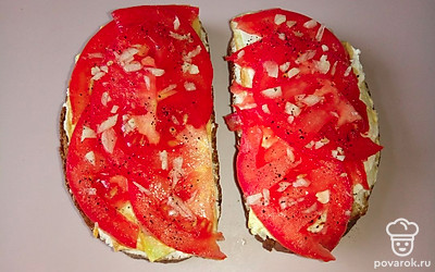 Выложите помидоры на бутерброд. Посолите и поперчите помидоры, посыпьте измельченным чесноком.