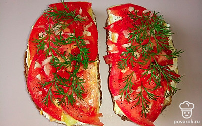 Украсьте получившиеся бутерброды веточкам свежей зелени.