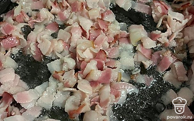 Обжариваем бекон на сухой сковороде.