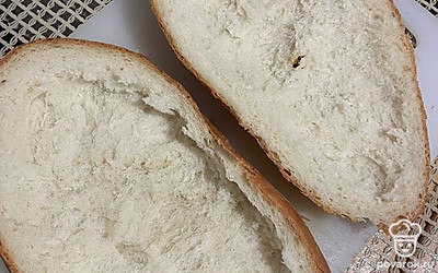 Разрезаем хлеб и достаем мякиш.