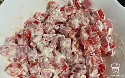 Нарезаем кубиками колбасу и помидоры. Смешиваем с грибным соусом.