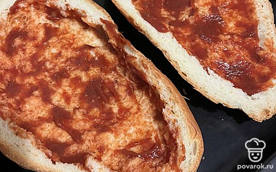 Смазываем кетчупом хлеб.