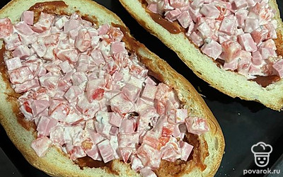 Выкладываем на хлеб смесь из колбасы и помидора.