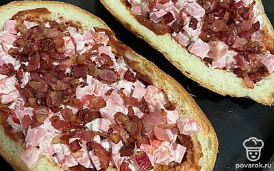 Посыпаем обжаренным беконом.