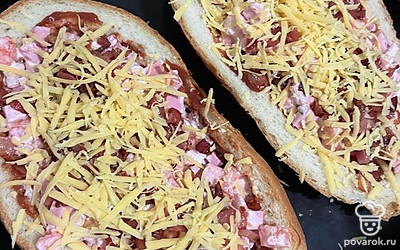 Сверху натираем сыр, ставим в духовку на 15 минут при 180 градусах.